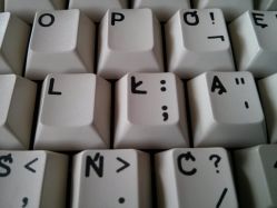 Close-up view to demonstrate the difference between the doubleshot L keycap and (likely) pad-printed Polish Ł character keycap.