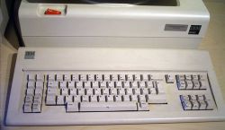 IBM low-profile Displaywriter Keyboard. German layout, with Displaywriter system.