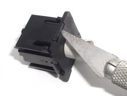 Releasing the lid with a sharp knife
