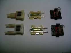 Vertical reed switch dismantled, both regular and LED variant.<ref name="n860_9201"/>