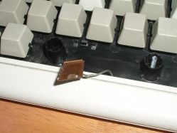 Earthing connector for the space bar