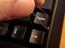 Removing a keycap with a keycap puller