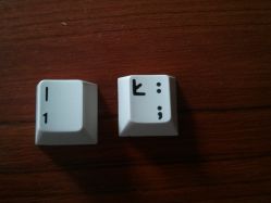 Comparison of the fronts of the standard (left) vs. Polish-language (right) keycaps.