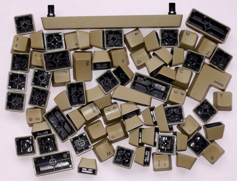File:Apple M0110A (SMK) -- assorted keycaps.jpg