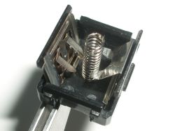 Contact plate and spring arrangement